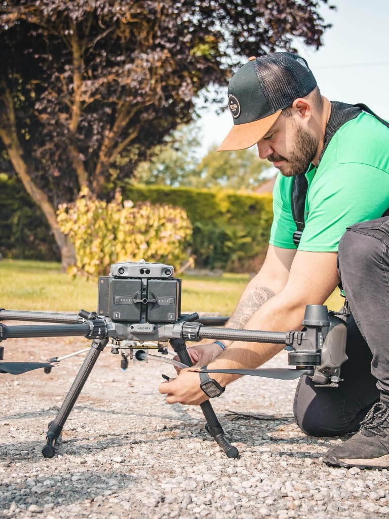 Maxime Libier, pilote drone M300 RTK, préparation du matériel de nettoyage de toiture — Aero Flandres, Nord-Pas-de-Calais et Oise